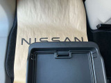助手席シートアンダーボックスにも荷物が入ります。小物類の整理にも活躍します。