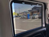 日差しが眩しい時などに引き上げるだけ!内蔵されているので窓を開閉しても巻き込まれないです!