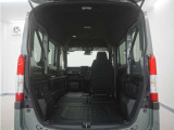 2列目シートと助手席を倒すことで、運転席以外のすべての空間がフラットな荷室となります。フラットな荷室になるので、脚立や絨毯などの長尺の荷物の積載にも対応しております。