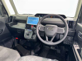 運転席まわりです。 各操作スイッチは使いやすい位置に配置されてます。