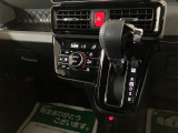オートエアコン装備しています☆温度に設定をして頂くだけで冷房と暖房に切り替えや風向も自動で切り替えをしますよ!!