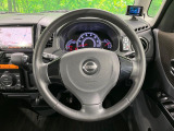 インテリアに合わせたデザインのステアリングは、運転される方のことも考え、運転しやすい形状、大きさです。是非一度、実際に触ってお確かめください。