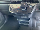 駐車ブレーキは電動式です。オートホールド機能付きで便利ですね