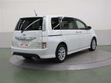 リヤピラーに組み込まれたコンビネーションランプが後続車への視認性を高め、追突からのリスクを低減します。