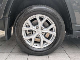 足元を引き締めるホイールデザインになっております。