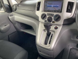 オートマチックドライブです。駐車ブレーキは手動式です