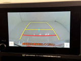 後方の見える安心をお届けするバックガイドモニター付:バックするときのアシストラインもあって楽々バック!車庫入れや縦列駐車をサポートし、苦手な駐車も安心です!今やもう手放せない装備ですネ♪