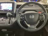 【ハンドル】運転にかかわる様々な操作を安全に行えるように視点移動が少なく操作性に配慮されたスイッチ類が凝縮されたコックピットです。