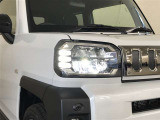 LEDヘッドライトです。デザイン性がよくとても明るいので、夜間の走行や悪天候でも安心です。しかも長寿命!