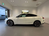 BMWではロングホイールベースの採用をしており、すべての車種に適用され、走行中の安定感の向上されております。また室内空間の広さにも貢献しております。