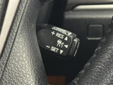 【レーダークルーズコントロール】従来のクルコンの機能に加え、先行車に接近すると、安全な車間距離を保ちながら先行車の車速に合わせ追従するシステム。