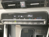 【オートエアコン】一度お好みの温度に設定すれば、車内の温度を検知し風量や温度を自動で調整。暑い&hellip;寒い&hellip;と何度もスイッチ操作をする必要はありません。快適な車内空間には必須の機能ですね♪