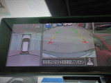 スマートルームミラ-内にアラウンドビュ-カメラの映像を映し出しています。