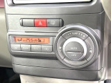 【オートエアコン】一度お好みの温度に設定すれば、車内の温度を検知し風量や温度を自動で調整。暑い&hellip;寒い&hellip;と何度もスイッチ操作をする必要はありません。快適な車内空間には必須の機能ですね♪