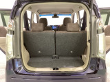 開口部も広く荷物の積み下ろしもしやすいお車となっております。シートを前方にスライドさせれば、さらに荷室を広げられます。また、床下にも収納スペースがあります。