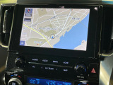 【メーカー純正9型ナビ】インテリアに溶け込むスタイリッシュな「専用設計」メーカーナビを装備♪視認性や操作性など基本性能にも優れ、より上質なカーライフをお楽しみいただけます。