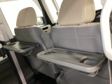 運転席・助手席の背もたれには、2列目シート用にカップホルダー付きの「格納式のシートバックテーブル」を装備しています。休憩時のちょっとした時間などカップを置いたり、小物置きに使えて便利です。