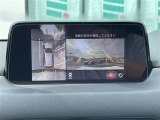 【全方位モニター】まるでクルマを真上から見下ろしたかのような視点で駐車をサポートします!クルマの斜め後ろや真横など、前後左右の4つのカメラの映像が合成されて、モニターに映し出されます。