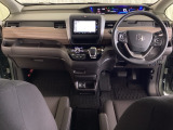 車内は光触媒抗菌消臭施工済です。インパネ周りはスタイリッシュなデザインです。グローブボックスやカップホルダーのほかにトレーなどたくさんの収納スペースが付いています。