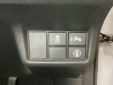 Hondaセンシング用の、VSA(ABS+TCS+横滑り抑制)解除と路外逸脱抑制機能のオンオフスイッチなどはハンドルの右側に装備しています。