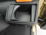 カップホルダーは運転席や助手席からちょうど手の届く位置です!!