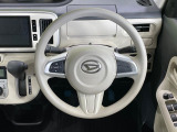 インテリアに合わせたデザインのステアリングは、運転される方のことも考え、運転しやすい形状、大きさです。是非一度、実際に触ってお確かめください。