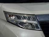【LEDヘッドライト】悪天候や夜間走行時も良好な視界を確保し安心して運転できる高輝度LEDヘッドライトを装備!点灯速度が早く、消費電力も抑えられています。