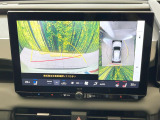 【パノラミックビューモニター】専用のカメラにより、上から見下ろしたような視点で360度クルマの周囲を確認することができます☆死角部分も確認しやすく、狭い場所での切り返しや駐車もスムーズに行えます。