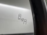 【ブラインドスポットモニター】走行中、ドアミラーの死角になりやすい箇所に後続車が接近するとサイドミラーのレンズに警告を表示!ドライバーに注意喚起をしてくれます。