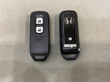 スマートキーを装備しています。鍵を差し込むことなくドアロックの開け閉めと、スタートボタン操作でのエンジンスタートができます。スペアキーも同じものを用意しております。