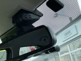 【日産オリジナルドライブレコーダー(フロント+室内)】車室内カメラで車内および車側面を撮影。走行中の幅寄せ対策や後方撮影にも対応しております。