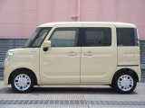 純正ホイールカバーで全体的にデザインがまとまっています。車も人も、オシャレはまずは足元からですね。
