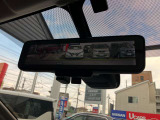 ☆インテリジェントルームミラー☆を装備してます。必要に応じてカメラとミラーが切り替え出来ます。後席など人や荷物で後ろが見えにくい時もしっかり後方確認が出来ます。