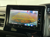 リバースギアに入れるだけで後方の表示へ切り替わります。夜間や雨の日の駐車も楽になりますよ。