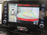 パノラミックビューモニター付きです。車両を上から見たような映像をディスプレイオーディオ画面に表示。運転席からの目視だけでは見にくい、車両周辺の状況をリアルタイムでしっかり確認できます。