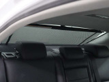 電動リヤサンシェードを装備。後方から射し込む光を遮り、後席の快適性を向上させます。