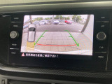 ギアをリバースに入れると車両後方の映像を映し出します。画面にはガイドラインが表示され、車庫入れや縦列駐車などの際に安全確認をサポートします。