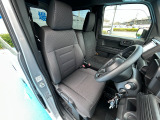 乗り降りのしやすい運転席シートです