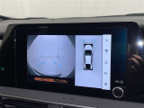 パノラミックビューモニターを装備。駐車場や交差点でクルマを真上から見るように周囲を確認できます。機能の詳細は販売店スタッフまでおたずねください。