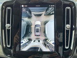 【360&deg;ビューカメラ】4台の高解像度カメラで360度の鳥瞰図を表示。隣の車や壁、死角にある障害物などを画面で確認できるため、狭いスペースでの駐車・出入りも安心です。