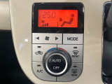 【オートエアコン】一度お好みの温度に設定すれば、車内の温度を検知し風量や温度を自動で調整。暑い&hellip;寒い&hellip;と何度もスイッチ操作をする必要はありません。快適な車内空間には必須の機能ですね♪