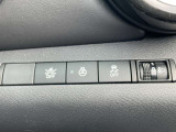 運転席のハンドル右奥側にまとめられたスイッチ群。一目で分かりやすく操作しやすいです。