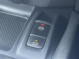 【電動パーキングブレーキ】ブレーキを踏んで停車したときにブレーキペダルから足を離しても停車状態を維持することができます。