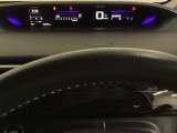 デジタル表示のスピードメーターとタコメーターを大きく配した見やすいメーター部になっています。左側のインフォメーション画面でオドメーターや燃費などの情報を確認できます。