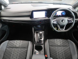 シンプルなデザインと一目でわかるスイッチの配置はPeoples Car=みんなの車という考えの現れです。各スイッチにはバックライトもついており、夜間でも安全に操作して頂けます。