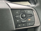 ステアリングの右側に、オーディオの操作ができるスイッチを装備しています。ハンドルから手を離さず操作できて便利です。