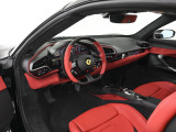 こちらは左ハンドルのお車でございます。内装色はRosso Ferrariを選択しております。