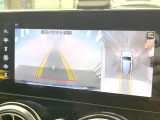 ●パノラミックビューモニター:専用のカメラにより、上から見下ろしたような視点で360度クルマの周囲を確認することができます☆死角部分も確認しやすく、狭い場所での切り返しや駐車もスムーズに行えます。