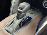 シンプルなストレート式フロアシフト!シフト操作簡単でらくらく!