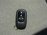 スマートキー付!キーを取り出さなくてもドアロックの施錠・開錠、エンジンの始動が出来ます!雨の日や荷物の多い日にとても便利ですね♪